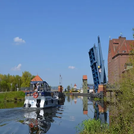 Hausboot Auf Der Peene, Demmin Botel *