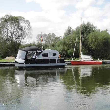 Botel Hausboot Auf Der Peene, Demmin *